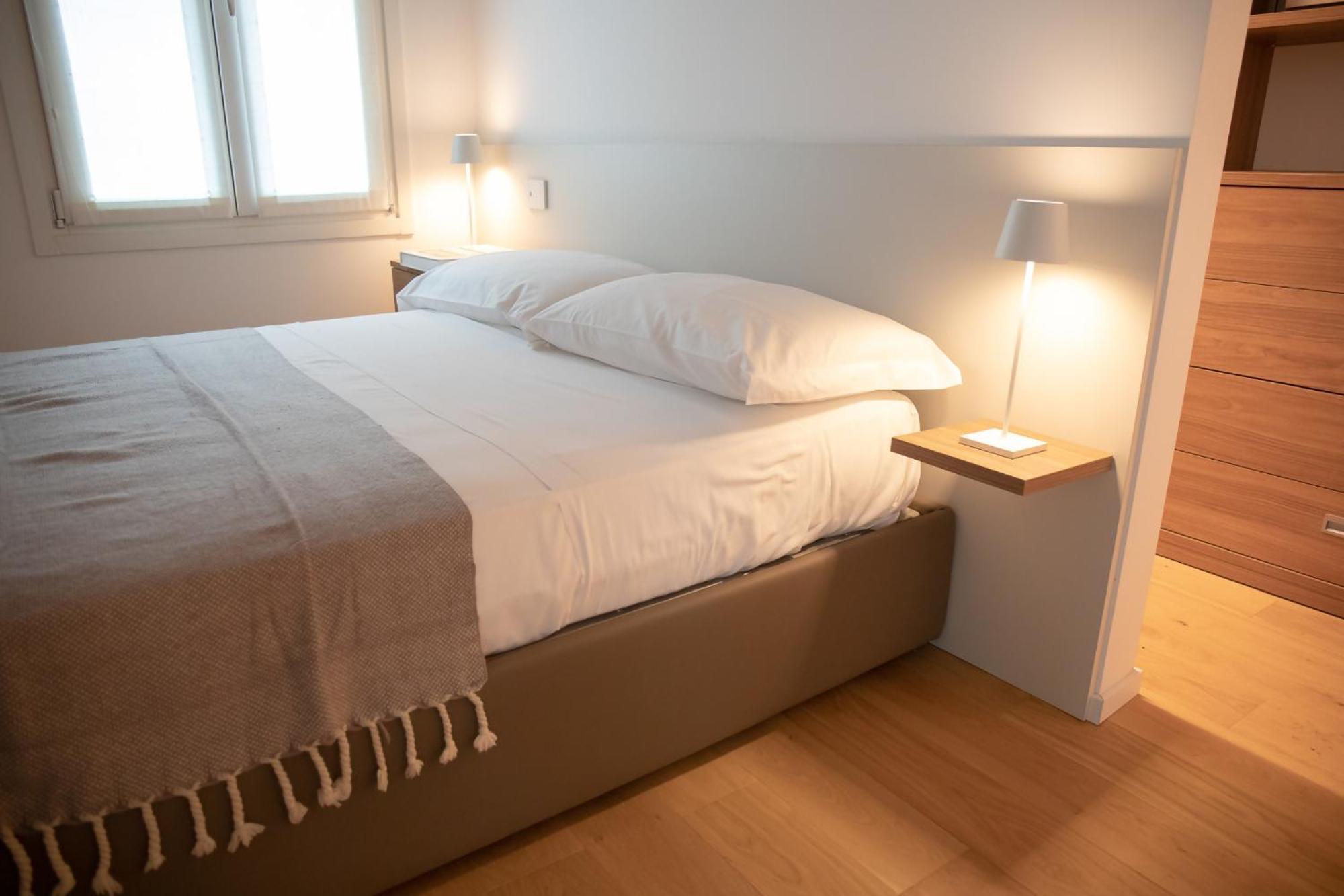 Romantic White Apartment - 5 Minutes From The Lake Como Exterior foto