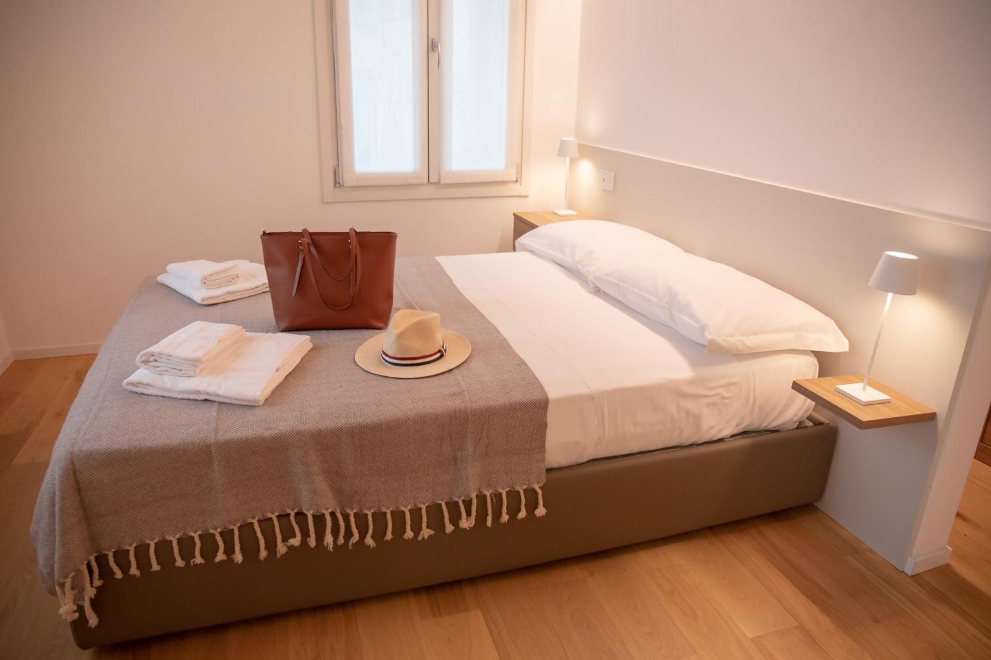 Romantic White Apartment - 5 Minutes From The Lake Como Exterior foto